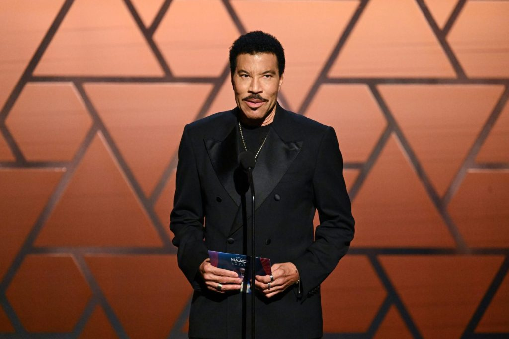 Lionel Richie Delays Two Concerts Following Onstage Dizzy Spell