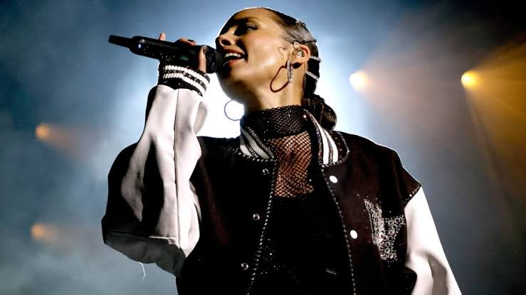Alicia Keys Performs in Spanish and Italian on Her New Song